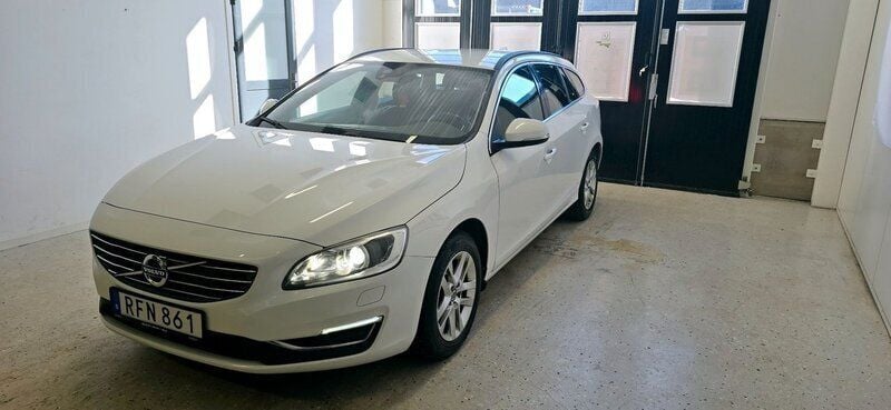 Vit Begagnad 2017 Volvo V60 Momentum Kombi | 154 900 kr (Marknadspris) - Bild 1/4