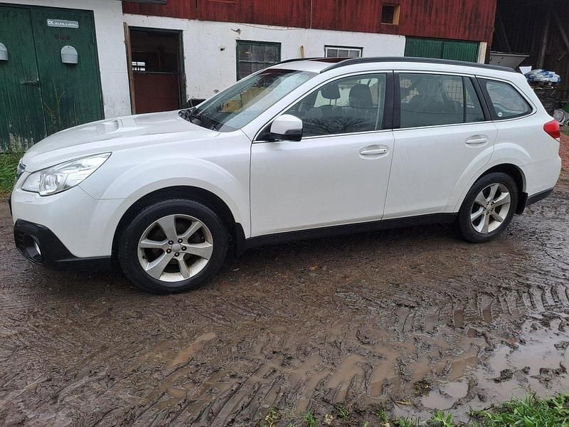Vit Begagnad 2014 Subaru Outback Kombi | 110 000 kr (Dyr) - Bild 1/3