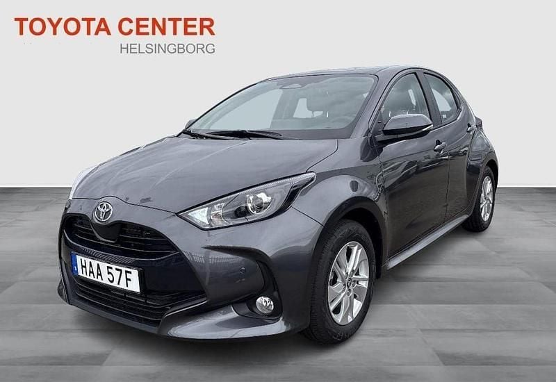 Mörkgrå Ny 2025 Toyota Yaris Hybrid Active Halvkombi | 271 800 kr (Marknadspris) - Bild 1/3