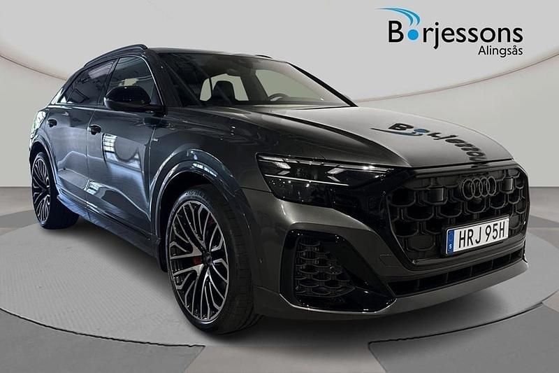 Grå Ny 2025 Audi Q8 Sport SUV | 1 332 000 kr (Marknadspris) - Bild 1/4