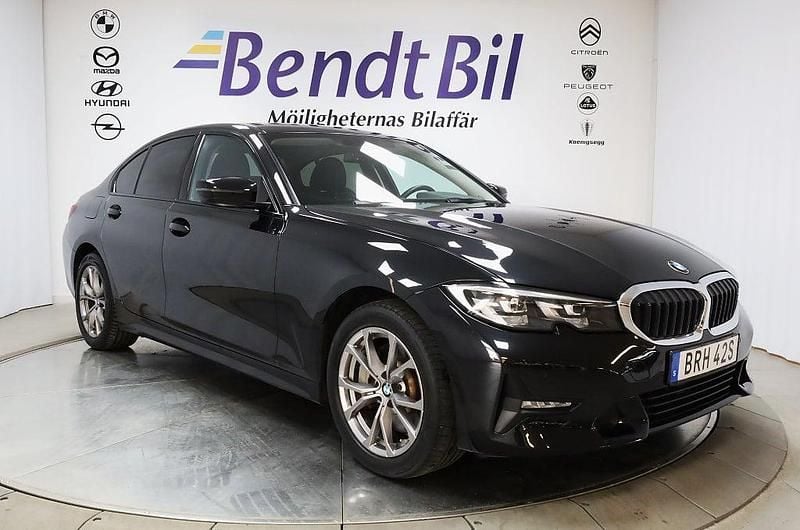 Black sapphire metallic Begagnad 2019 BMW 330e Sport Line Sedan | 259 500 kr (Marknadspris) - Bild 1/3