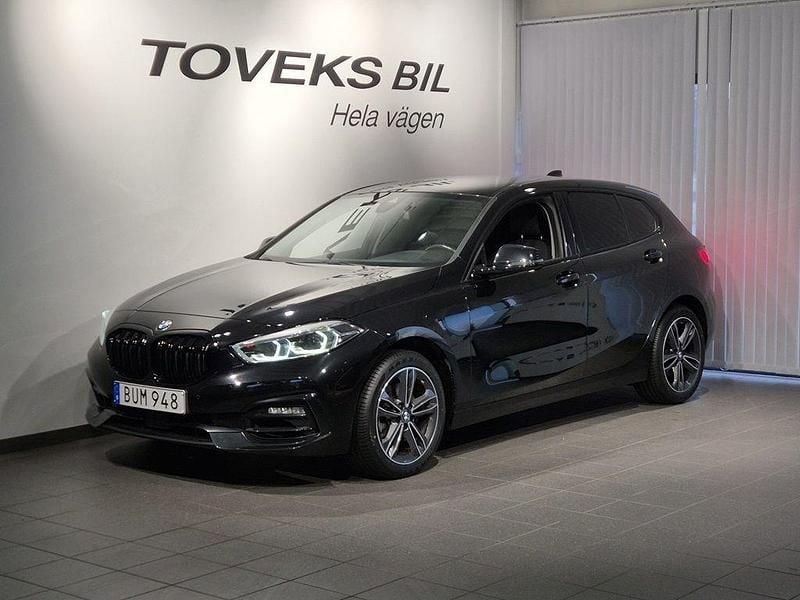 Svart Begagnad 2021 BMW 118 Halvkombi | 194 500 kr (Marknadspris) - Bild 1/4