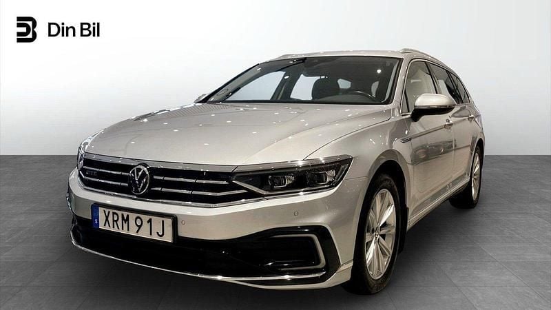 Silver Begagnad 2021 VW Passat GTE Kombi | 249 900 kr (Marknadspris) - Bild 1/4