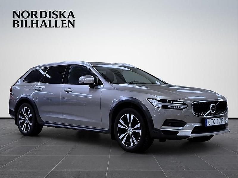 Grå Begagnad 2022 Volvo V90 CC Momentum Kombi | 419 795 kr (Marknadspris) - Bild 1/4