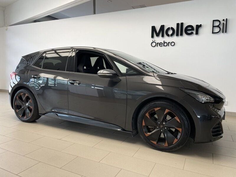 Mörkgrå (quasar grey metallic) Begagnad 2023 Cupra Born Halvkombi | 289 900 kr (Bra pris) - Bild 1/3