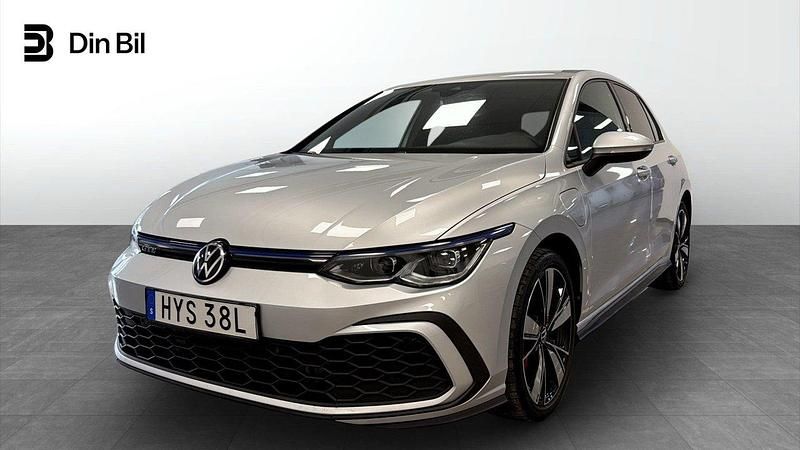 Silver (reflex silver metallic) Begagnad 2021 VW Golf VIII GTE Halvkombi | 289 900 kr (Marknadspris) - Bild 1/4