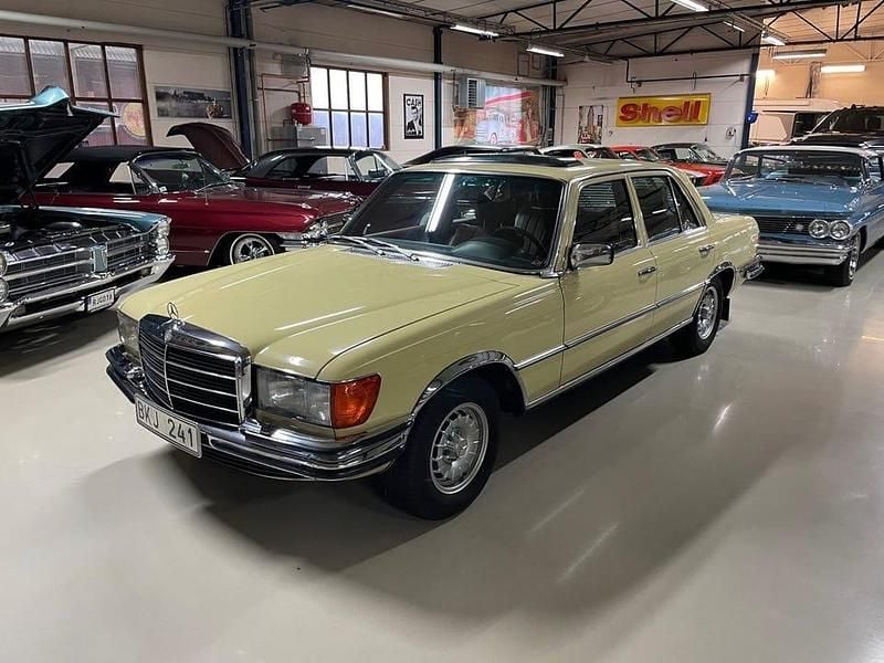 Gul Begagnad 1974 Mercedes S450 Sedan | 169 000 kr - Bild 1/4