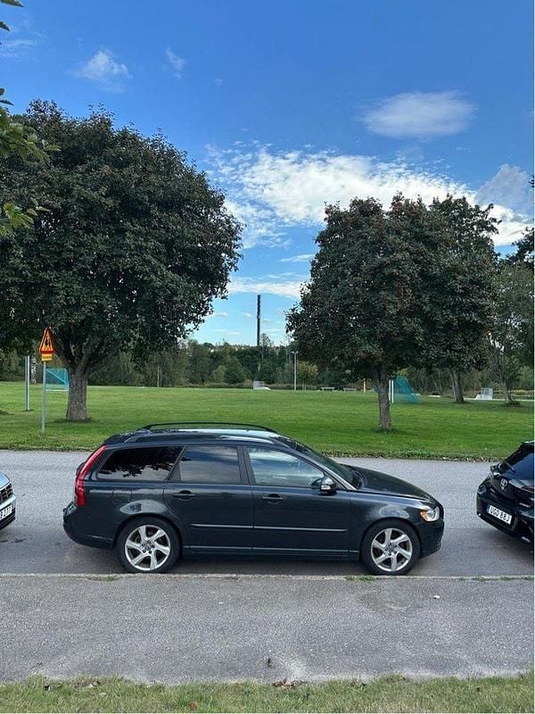 Grå Begagnad 2010 Volvo V50 Kombi | 25 000 kr (Superpris) - Bild 1/3