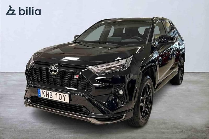 Svart Begagnad 2024 Toyota RAV4 Hybrid Sport SUV | 589 900 kr (Lite dyr) - Bild 1/1
