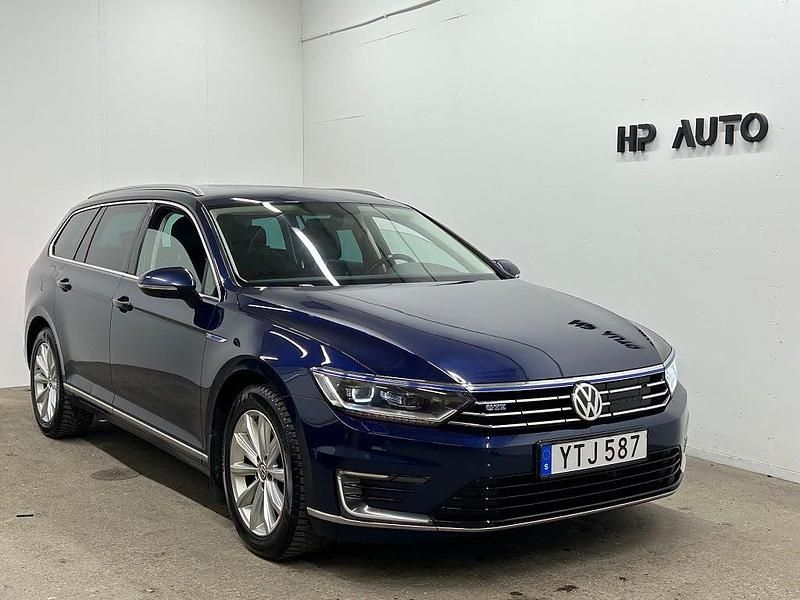 Mörkblå Begagnad 2017 VW Passat GTE Kombi | 124 900 kr (Marknadspris) - Bild 1/4