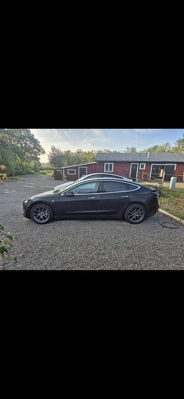 Svart Begagnad 2019 Tesla Model 3 Standard Range Plus Sedan | 185 000 kr (Superpris) - Bild 1/1