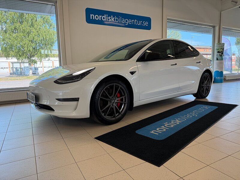 Vit Begagnad 2019 Tesla Model 3 Performance Sedan | 299 900 kr (Lite dyr) - Bild 1/4