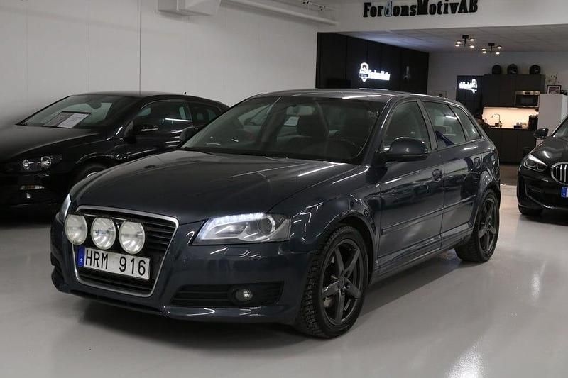 Grå Begagnad 2009 Audi A3 Sportback Halvkombi | 79 900 kr (Marknadspris) - Bild 1/4