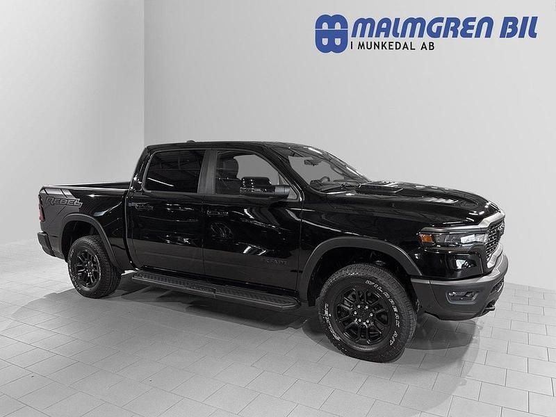 Svart (diamond black metallic) Ny 2025 Dodge Ram Pickup | 1 098 750 kr (Superpris) - Bild 1/4