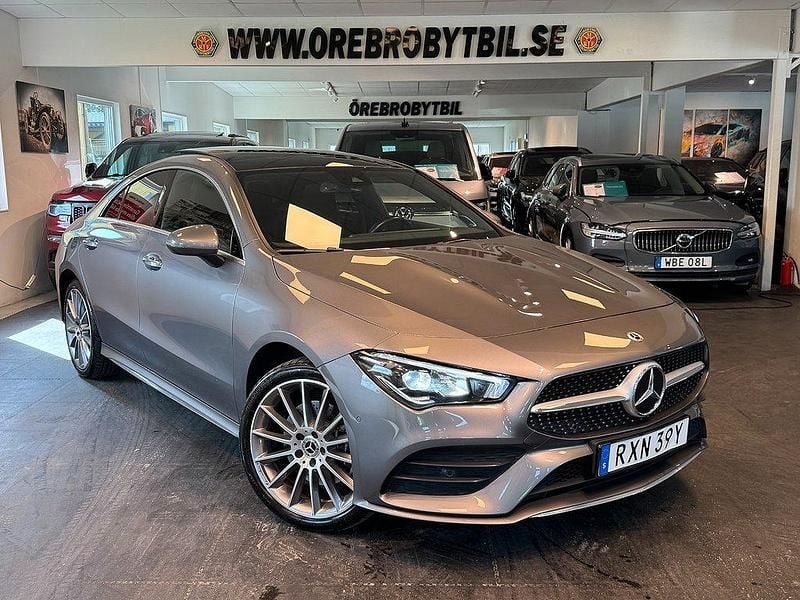 Mörkgrå Begagnad 2023 Mercedes CLA250e AMG Sedan | 359 900 kr (Marknadspris) - Bild 1/4