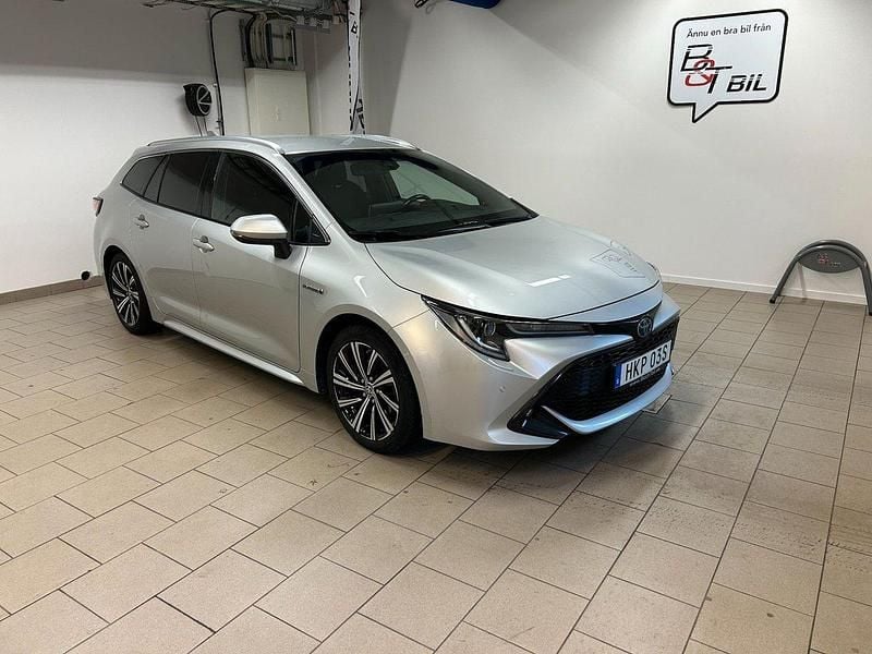 Silver (silver metallic) Begagnad 2021 Toyota Corolla Style Kombi | 194 900 kr (Bra pris) - Bild 1/4