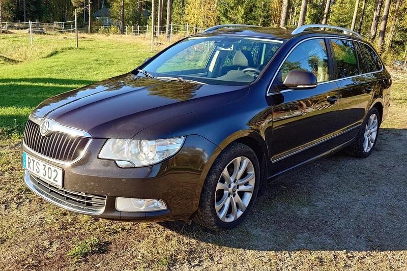 Brun Begagnad 2013 Skoda Superb Ambition Kombi | 63 000 kr (Superpris) - Bild 1/4