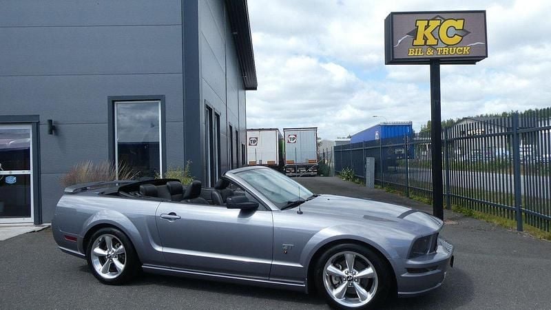 Grå Begagnad 2006 Ford Mustang GT Cab | 268 000 kr (Lite dyr) - Bild 1/4