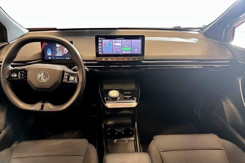 Begagnad MG MG4 EV 125 kW (171 HK) 2023 Röd Halvkombi