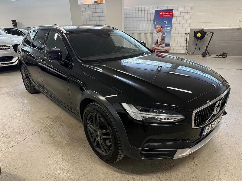 Begagnad Volvo V90 CC Momentum 190 HK (139 kW) 2019 Svartmetallic Kombi