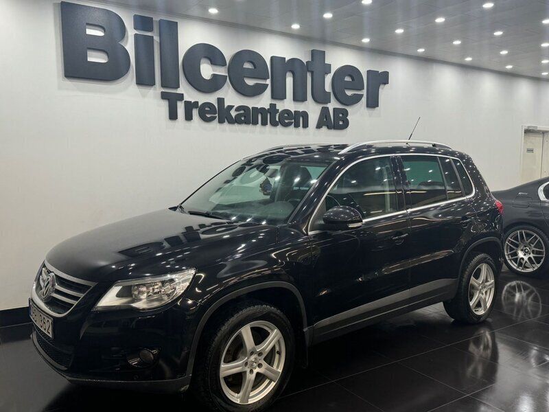 Svart Begagnad 2010 VW Tiguan Sportline SUV | 64 900 kr (Marknadspris) - Bild 1/4
