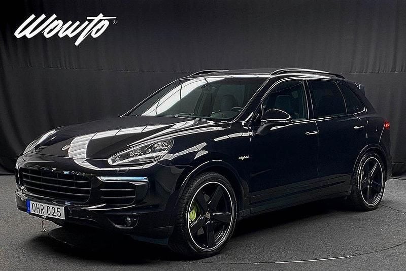Svart Begagnad 2016 Porsche Cayenne S E-Hybrid Platinum Edition SUV | 469 800 kr (Dyr) - Bild 1/3