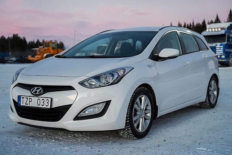 Vit Begagnad 2012 Hyundai i30 Kombi | 49 900 kr (Marknadspris) - Bild 1/4