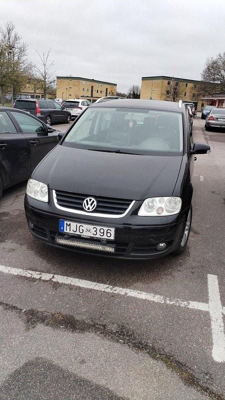 Svart Begagnad 2006 VW Touran Highline Minibuss | 38 000 kr - Bild 1/4