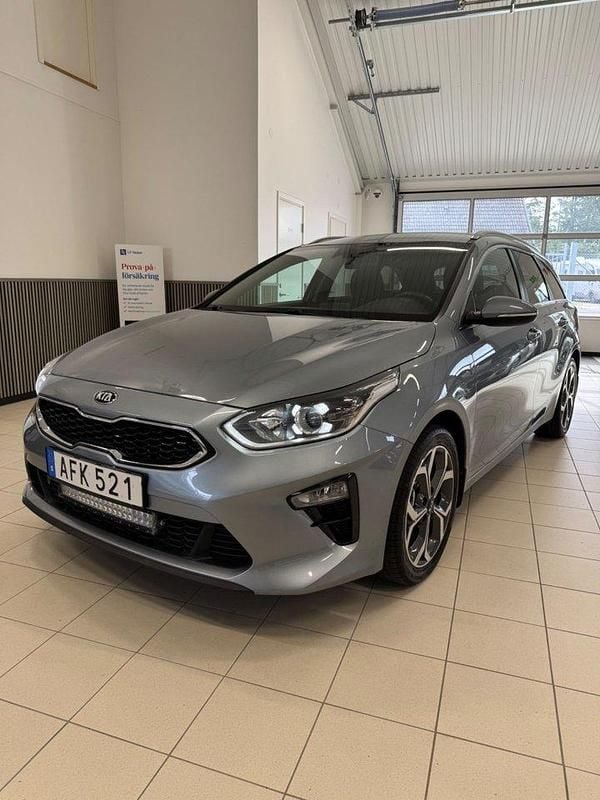 Grå (gråmetallick) Begagnad 2019 Kia Ceed Sportswagon Advance Kombi | 189 900 kr (Marknadspris) - Bild 1/4