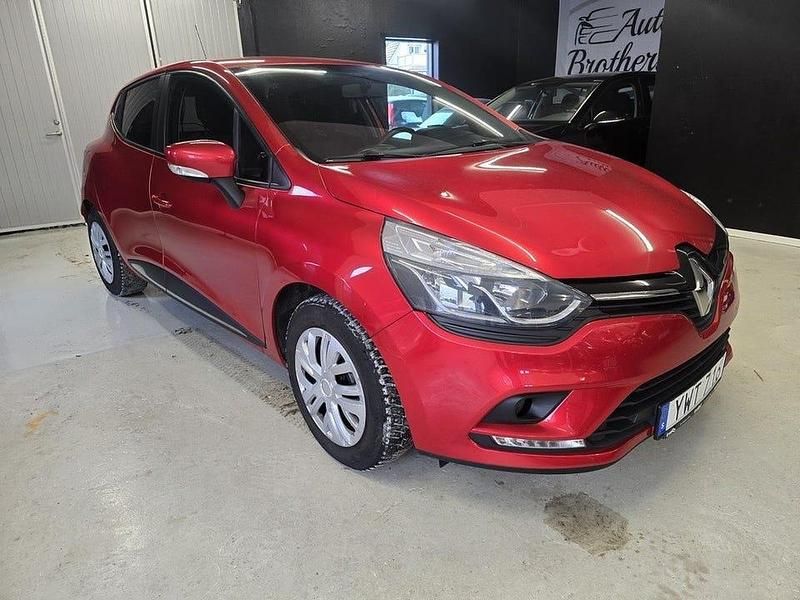 Begagnad Renault Clio IV Zen 90 HK (66 kW) 2018 Röd Halvkombi
