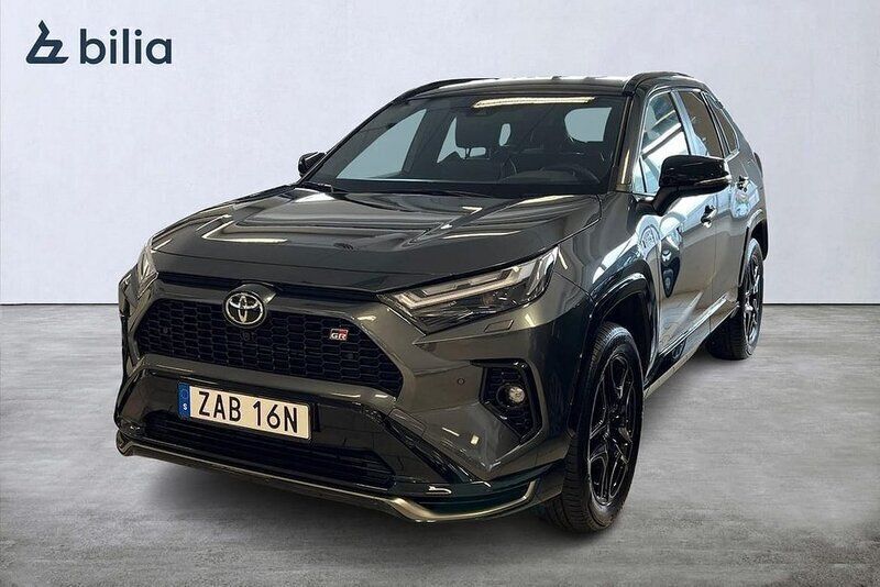 Mörkgrå Begagnad 2024 Toyota RAV4 Hybrid Sport SUV | 569 900 kr (Marknadspris) - Bild 1/4