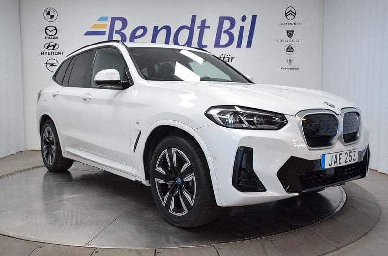 Vit Begagnad 2022 BMW iX3 M Sport SUV | 529 500 kr (Marknadspris) - Bild 1/3