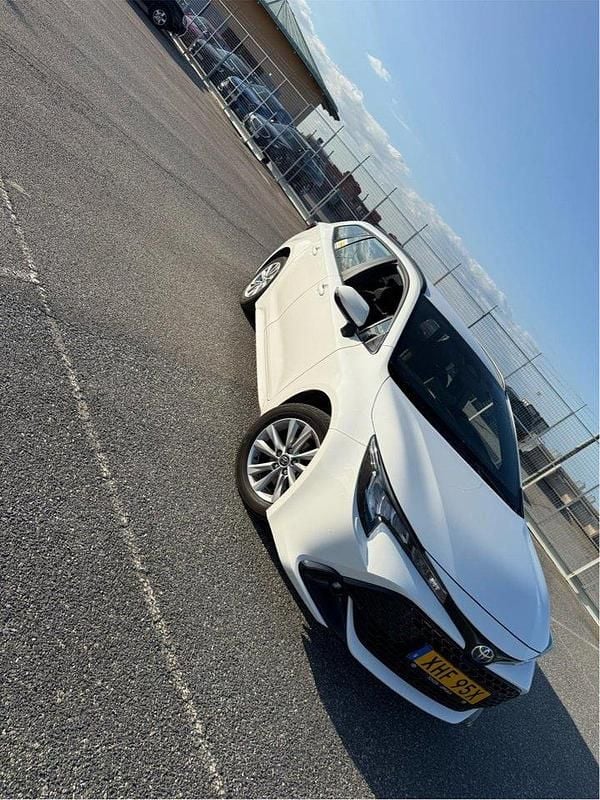Vit Begagnad 2023 Toyota Corolla Active Kombi | 235 000 kr (Bra pris) - Bild 1/4