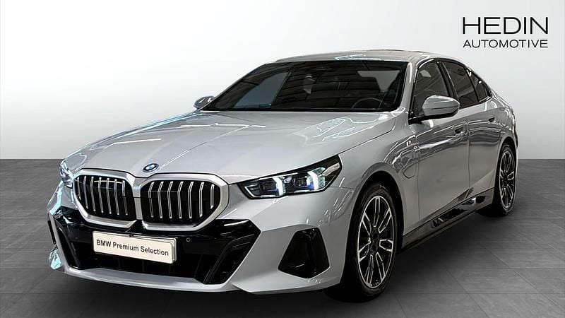 Grå (grey) Begagnad 2025 BMW 530e M Sport Sedan | 628 700 kr (Superpris) - Bild 1/4
