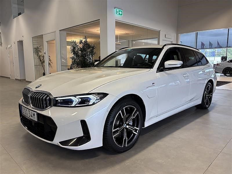 Vit Begagnad 2024 BMW 330e M Sport Kombi | 599 800 kr (Dyr) - Bild 1/4