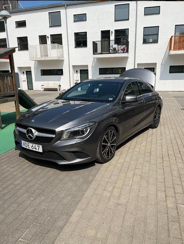 Grå Begagnad 2015 Mercedes CLA200 Sportkupé | 200 000 kr (Bra pris) - Bild 1/4
