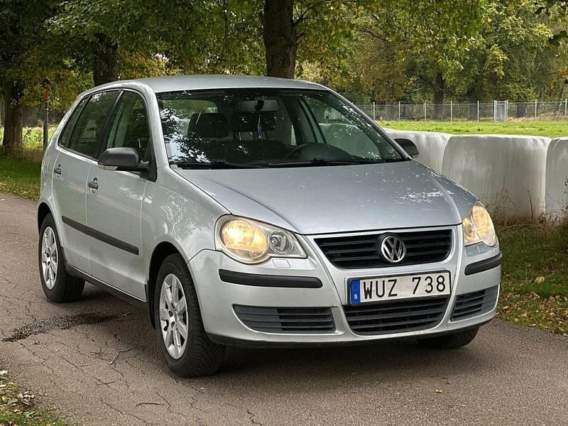 Silver Begagnad 2005 VW Polo Trendline Halvkombi | 17 500 kr - Bild 1/4