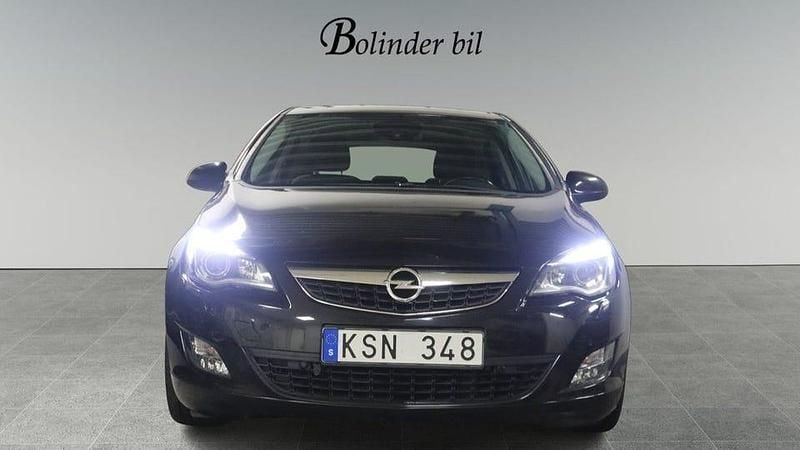 Begagnad Opel Astra Enjoy 180 HK (132 kW) 2010 Svart Halvkombi