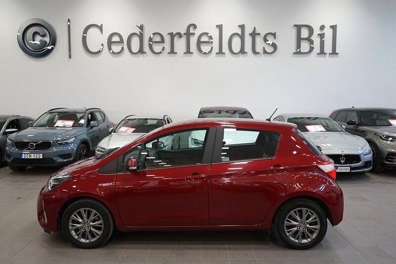 Röd Begagnad 2018 Toyota Yaris Hybrid Active Halvkombi | 149 800 kr (Marknadspris) - Bild 1/3