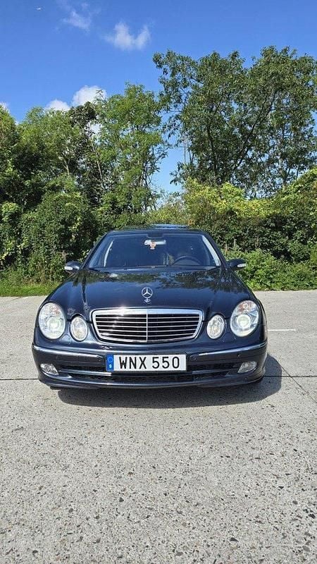 Blå Begagnad 2003 Mercedes E500 Sedan | 75 000 kr - Bild 1/4