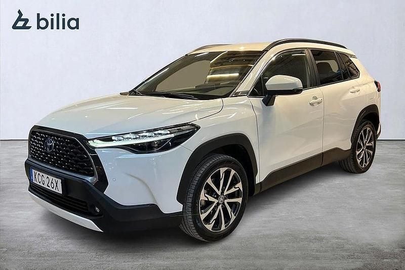 Vit Begagnad 2022 Toyota Corolla Cross Style SUV | 339 000 kr (Marknadspris) - Bild 1/4