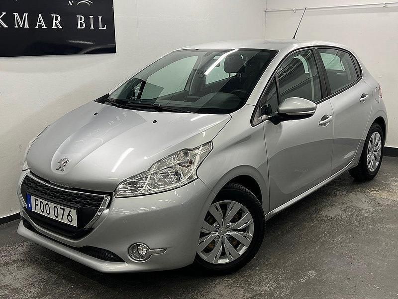 Ljusgrå (grå) Begagnad 2015 Peugeot 208 Halvkombi | 79 900 kr (Marknadspris) - Bild 1/4