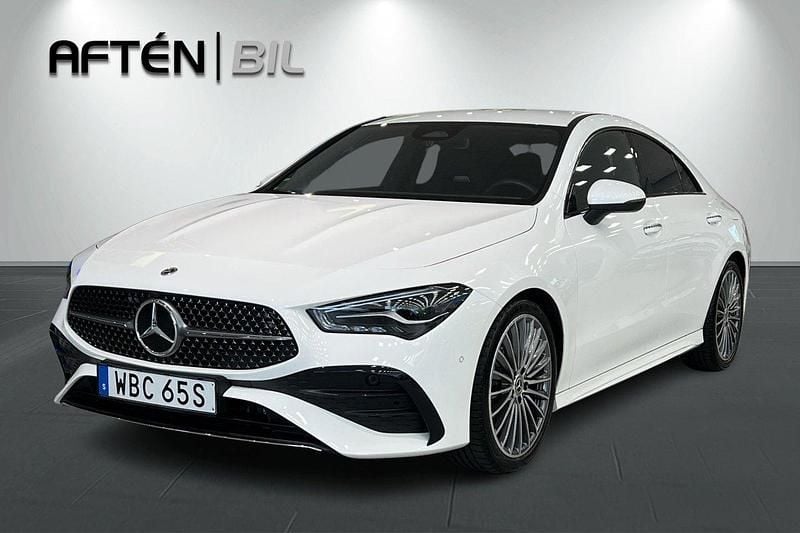 Vit Begagnad 2023 Mercedes CLA200 AMG line Sportkupé | 399 800 kr (Lite dyr) - Bild 1/3