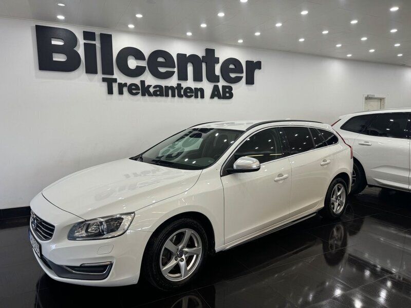 Vit Begagnad 2014 Volvo V60 Momentum Kombi | 152 900 kr (Marknadspris) - Bild 1/4