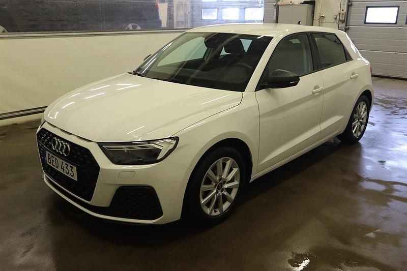 Vit Begagnad 2022 Audi A1 Sportback Proline Halvkombi | 216 000 kr (Marknadspris) - Bild 1/4