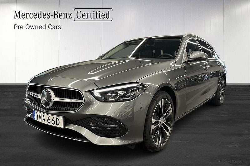 Grå Begagnad 2024 Mercedes C300e Avantgarde Kombi | 539 500 kr (Marknadspris) - Bild 1/4