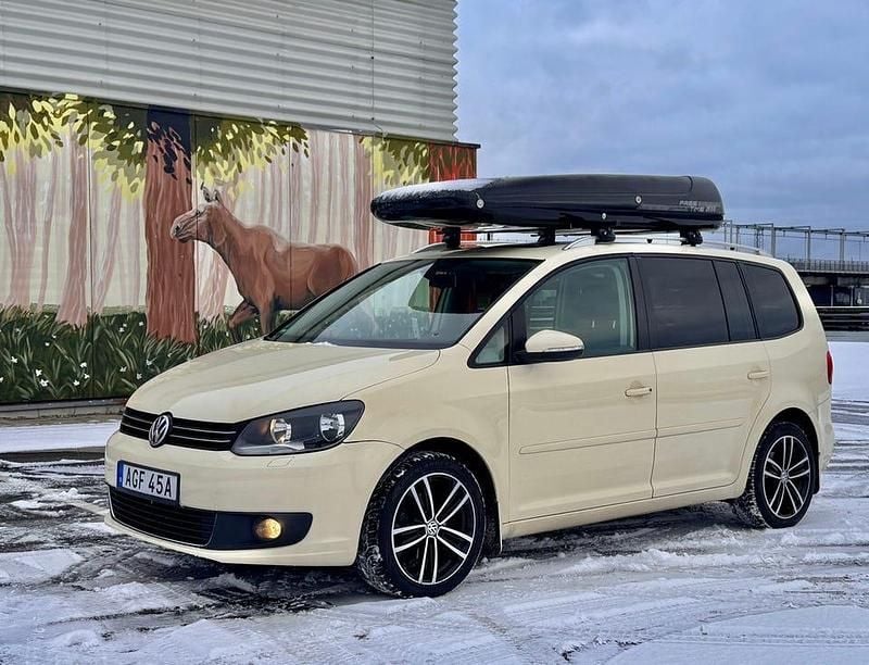 Beige Begagnad 2011 VW Touran Minibuss | 35 000 kr (Lite dyr) - Bild 1/4