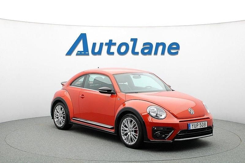 Habanero orange metallic Begagnad 2017 VW Beetle R-line Halvkombi | 219 900 kr - Bild 1/3