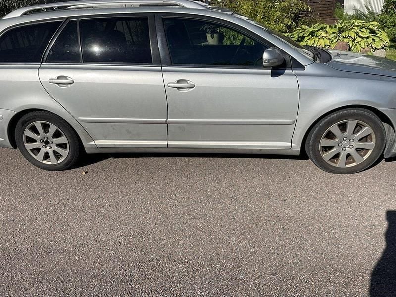 Silver Begagnad 2008 Toyota Avensis Kombi | 14 000 kr (Superpris) - Bild 1/3