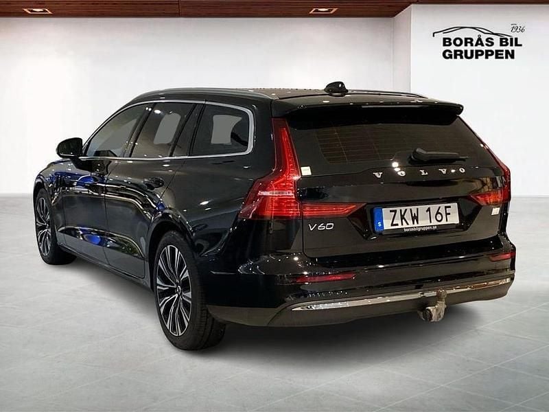 Begagnad Volvo V60 Core 355 HK (261 kW) 2023 Svart Kombi